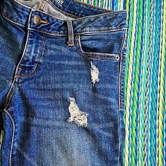 Old Navy Rock Star Cutoff Distressed 5 Pocket Mid Rise Shorts Women Size 8 - Picture 2 of 7